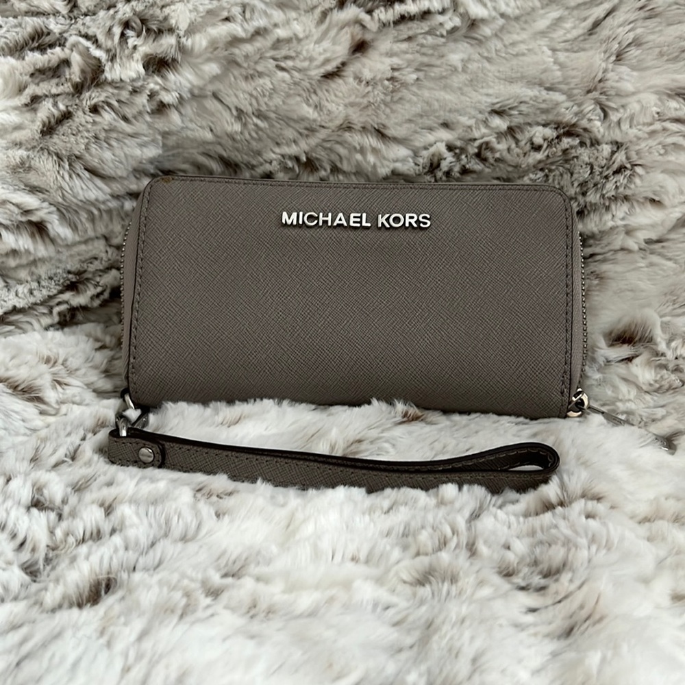 Michael Kors simple wristlet wallet
